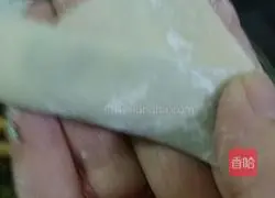 Illustration of how to make wontons stuffed with beef and chives 7