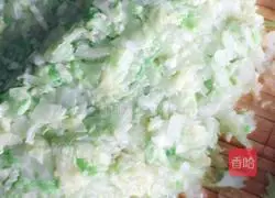 Illustration of how to make pork and cabbage buns 4