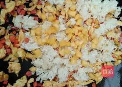 Illustration of how to make pineapple fried rice 8