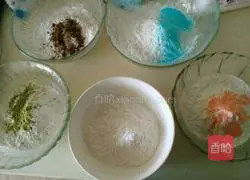 Illustration of making homemade colorful glutinous rice balls 3