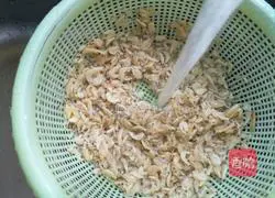 Illustration of how to make steamed buns with chives, shrimp skin and sesame filling 4