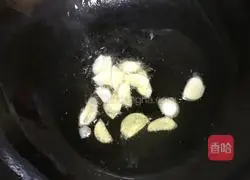 Illustration of how to make fried rice with green pepper and meat cubes 4