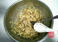 Illustration of how to make wontons stuffed with mushrooms 11