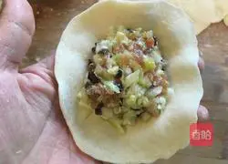 Illustration of how to make cabbage oil shuttle stuffed buns 12