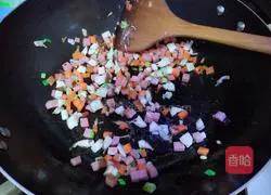 Illustration of how to make potato and ham braised rice 5