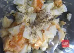 Illustration of how to make egg salad sandwich 2