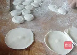 Illustration of how to make dumplings stuffed with chives, pork and eggs 1