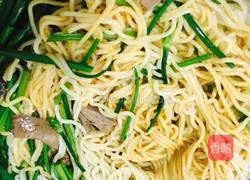 Illustration of how to make stir-fried noodles with leek seedlings, foie gras and eggs 12