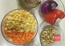 Illustration of how to make fried rice with carrots, corn and shrimps 1