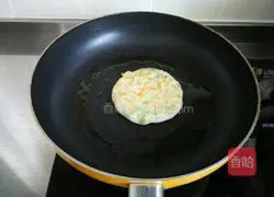 Illustration of how to make scallion pancake with oil residue 14