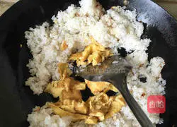 Illustration of how to make fried rice with pickled vegetables and stupid eggs 3