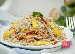 Illustration of how to make fried noodles with mung bean sprouts 15