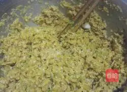 Illustration of how to cook dumplings with pickled cabbage oil 5