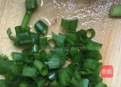 Illustration of how to make noodles with scallion oil 1