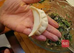 Illustration of Crescent Dumpling Making Method 17