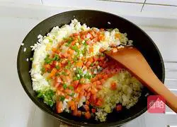 Illustration of how to make egg fried rice 9