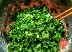 Illustration of how to make leek and pork dumplings 3