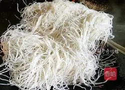 Illustration of how to make fried noodles with mung bean sprouts 11