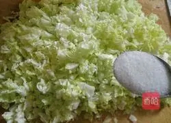 Illustration of how to make diced pork and cabbage buns 8