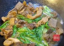 Illustration of how to make beef brisket with rice noodles 1
