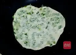 Illustration of how to make scallion pancake 5