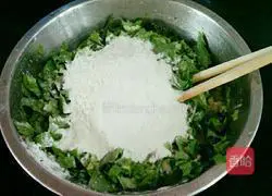 Illustration of how to make bean dregs and vegetable cakes 5