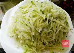 Illustration of how to make green radish and meat buns stuffing 4