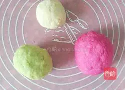Illustration of how to make watermelon steamed buns 2