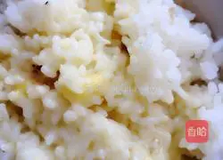 Illustration of how to make colorful egg fried rice 4