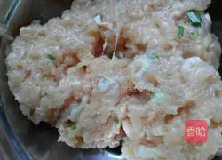 Illustration of how to make pork, chicken and corn kernel dumplings 2