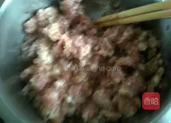 Illustration of how to make coriander and pork wontons 3