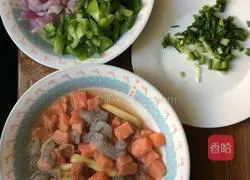 Illustration of how to make salmon, green pepper and onion fried rice 2