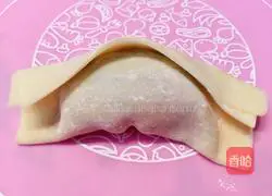 Illustration of how to wrap celery, pork and ingot wontons 5