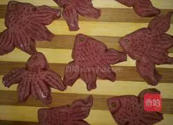 Illustration of how to make red rice and fish steamed buns 4