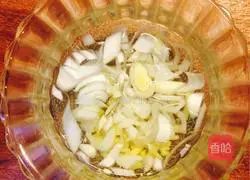 Illustration of how to make steamed water chestnut chicken cake 4