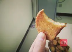 Illustration of how to make golden steamed bun slices 6