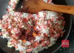 Illustration of how to make fried rice with ham sausage 3