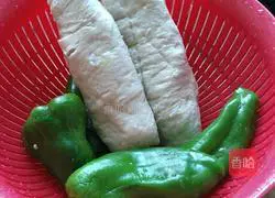 Illustration of how to make fried noodles with green pepper 1