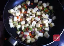 Vegetarian stir-fry Illustration of how to make diced steamed buns 6