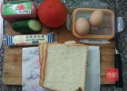 Illustration of how to make sandwiches wrapped in egg crust 1