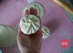 Illustration of how to make cowpea, carob and fungus meat buns 16