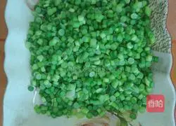 Illustration of how to make dumplings stuffed with pork and sophora flower stuffing 4