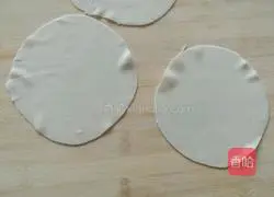 Illustration of how to make dumpling skin and chive meatloaf 6