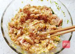 Illustration of how to make water chestnut and minced meat wonton stuffing 5