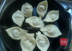 Illustration of how to make fried wontons 7