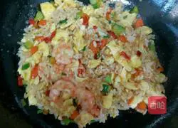 Illustration of how to make shrimp and egg fried rice 7