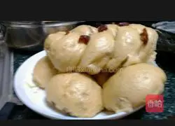 Illustration of how to make brown sugar, red dates and red bean twist steamed buns 5