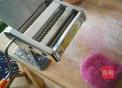 Illustration of how to make dragon fruit noodles 5