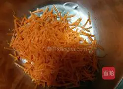 Illustration of how to make carrot and egg pancakes 2