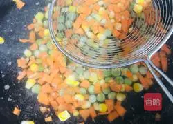 Illustration of how to make fried rice with sausages and vegetables 7